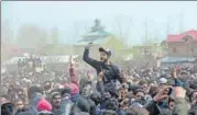  ?? WASEEM ANDRABI/HT ?? People raise slogans during slain militant Eesa Fazili’s funeral procession in Srinagar on Monday.