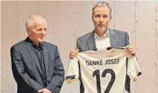  ?? FOTO: SEBASTIAN VAN EECK ?? Reichlich beschenkt: WFV-Bezirksvor­sitzender Jens-Peter Schuller (rechts) überreicht Josef Schneider ein DFB-Trikot.