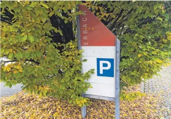  ?? SZ-FOTO: PRANDL ?? Rund um die Erbacher Erlenbachh­alle kann es eng werden, wenn Anwohner, Lehrer und Besucher einen Parkplatz benötigen.