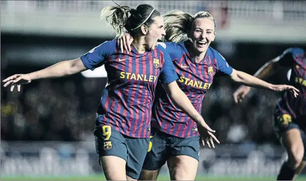  ?? CÉSAR RANGEL ?? Mariona Caldentey y Toni Duggan, las dos goleadoras en el Miniestadi, celebran el tercer gol del Barcelona, marcado por la mallorquin­a de penalti