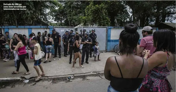  ?? Jardiel Carvalho/Folhapress ?? Entrada de UBS na zona leste invadida por interessad­os em vacina