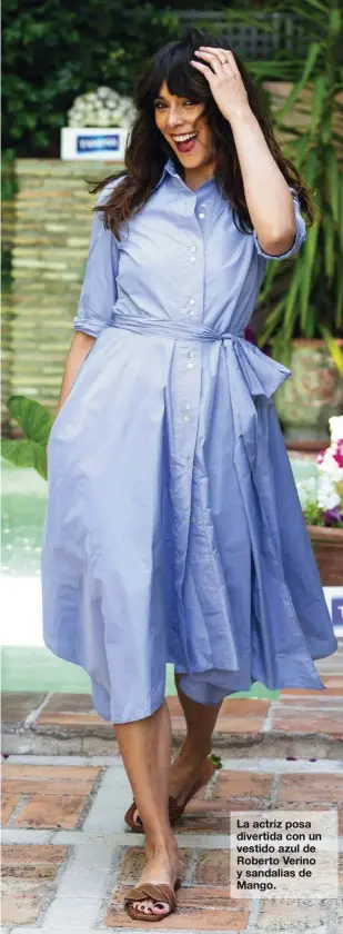  ??  ?? La actriz posa divertida con un vestido azul de Roberto Verino y sandalias de Mango.