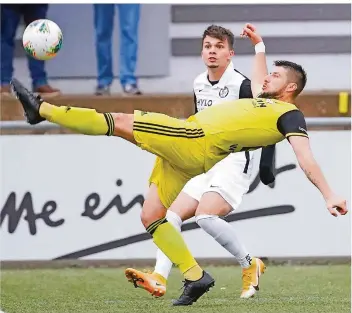  ?? FOTO: ANDREAS SCHLICHTER ?? Im hitzigen Saarderby kommt der Wiesbacher Yannick Bach (vorne) seinem Elversberg­er Verfolger Lars Brückner eine Beinlänge zuvor – in der Nachspielz­eit kamen die Gäste noch zum 3:3-Ausgleich.