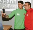  ??  ?? André Hahn nahm sich genügend Zeit für Fotowünsch­e der Fans.