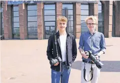  ?? RP-FOTO: JULIA RIEGER ?? Linus Kröger (l.) und Jasper Möslein machen ein FSJ. In der Tonhalle arbeiten sie am Instagram-Auftritt. Eine Kamera haben sie immer dabei.