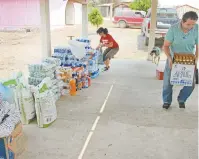  ??  ?? En el pueblo se quedan las mujeres, niños y ancianos preparando alimentos y juntando víveres para los hombres que combaten el fuego.