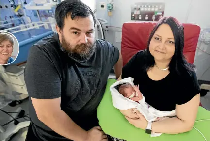  ?? ANDY JACKSON/STUFF ?? Gareth and Tiffany Douglas with baby Ollie, who was born nearly 10 weeks early. Inset: Neonatal clinical nurse manager Abi Webber.