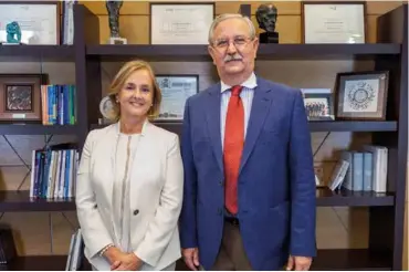  ??  ?? Margarita Alfonsel presentó al presidente de la Organizaci­ón Médica Colegial (OMC), Serafín Romero, el nuevo Código Ético del Sector de Tecnología Sanitaria.