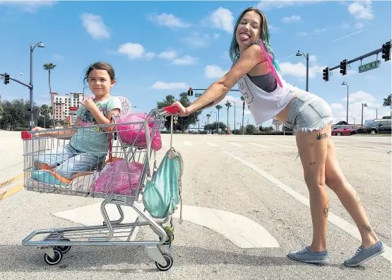  ??  ?? Die Straßen als Spielplatz: Brooklynn Prince (links) und Bria Vinaite in Sean Bakers Mutter-Tochter-Drama „The Florida Project“.