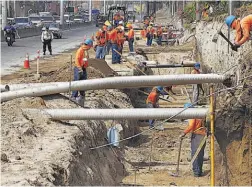  ??  ?? Ampliación. El proyecto implica ampliar a cuatro carriles un tramo de 10.9 kilómetros de la carretera hacia el puerto de La Libertad.