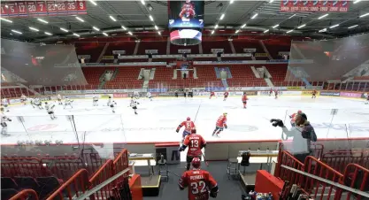  ?? FOTO: MIKKO STIG / LEHTIKUVA ?? Så här såg det ut då HIFK spelade sin sista match för säsongen 2019–20 inför tomma läktare.
■