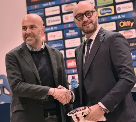  ?? LAPRESSE ?? Amici Tommaso Giulini, 42 anni, presenta il nuovo allenatore del Cagliari Walter Zenga, 60 il 28 aprile, al quale era già legato da un rapporto di amicizia