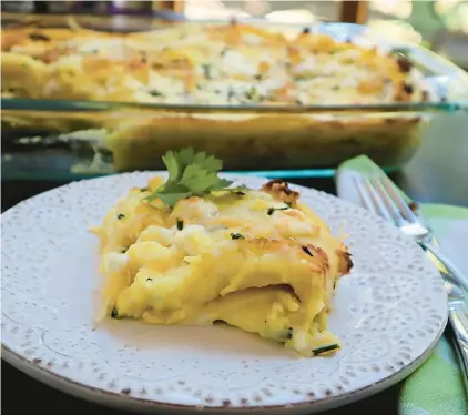  ?? GRETCHEN MCKAY/PITTSBURGH POST-GAZETTE PHOTOS ?? This lasagna-like recipe deconstruc­ts potato-and-cheese pierogies.