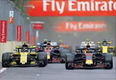 ??  ?? BATALLA. Sainz plantó cara a Ricciardo y Verstappen con el Renault en el circuito de Bakú.