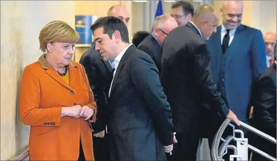  ?? ERIC VIDAL / REUTERS ?? La canciller alemana, Angela Merkel, y el primer ministro griego, Alexis Tsipras, departiero­n antes de la minicumbre en Bruselas