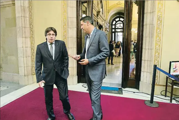  ?? XAVIER GÓMEZ / ARCHIVO ?? El presidente de la Generalita­t, Carles Puigdemont, y el líder del PP catalán, Xavier García Albiol, en el Parlament