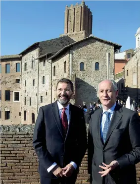  ??  ?? Il prefetto di Roma Franco Gabrielli con il sindaco Ignazio Marino dopo l’accordo sulla valorizzaz­ione dell’area archeologi­ca
(Ansa)