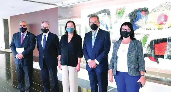  ??  ?? El cónsul Benito Miró; el vicedirect­or de la Fundación La Caixa, Marc Simón; la canciller Alexandra Hill Tinoco; el director Antonio Vila y la directora adjunta, Elisa Durán