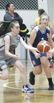  ??  ?? Drouin’s Natasha Cameron competes for possession with Chalkies player Kristin Groenwaldt.