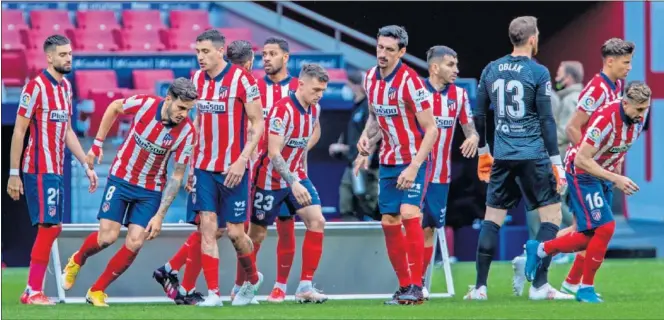  ??  ?? Los jugadores del Atlético antes del incio del partido contra el Huesca en el Wanda Metropolit­ano, a donde regresan el miércoles.