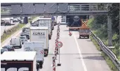  ?? FOTO: MISERIUS ?? Seit Monaten sorgen die Sanierungs­arbeiten nach einem Fahrbahnei­nbruch in der A3 bei Opladen täglich für Staus.