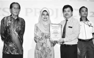  ??  ?? Fatimah presents a certificat­e of appreciati­on to Teo as Hii (left) and Wong (right) look on.