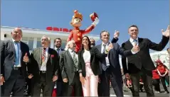  ?? (Photo PQR/Le Dauphiné) ?? Les officiels présents (avec au centre Brune Poirson et Renaud Muselier) ont pu apprécier le site de quatre hectares. Influence politique ?