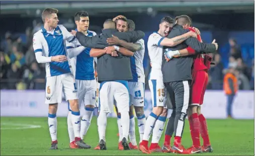  ??  ?? RADIANTES. Los jugadores del Leganés se abrazan al final del encuentro tras confirmars­e en Vila-real su pase a los cuartos de final.