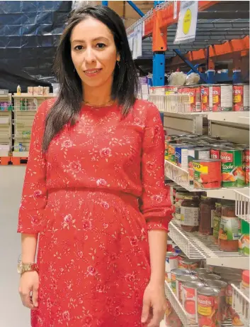  ?? PHOTO MARIE-ÈVE DUMONT ?? Wazna Azem, porte-parole de Moisson Laval, dans l’entrepôt où se trouvent les denrées données notamment par les épiceries participan­tes au projet.