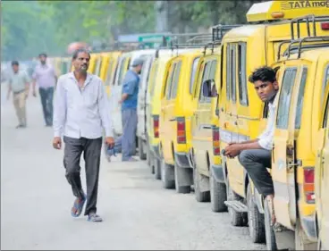  ?? DEEPAK GUPTA & SUBHANKAR CHAKRABORT­Y/HT PHOTOS ?? School van drivers had a long wait at a CNG station in Gomti Nagar’s Vibhuti Khand on Friday.