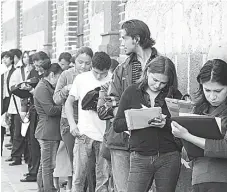  ??  ?? Incertidum­bre. Toda una generación batalla con falta de oportunida­des laborales y la ansiedad de un futuro inseguro.