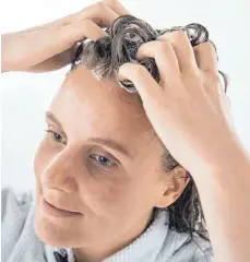  ?? FOTO: DPA ?? Spülungen werden nach dem Shampoo ins nasse Haar gegeben und einmassier­t.