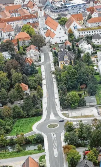  ?? Foto: Erich Echter ?? Die Bahnhofstr­aße in Aichach aus der Vogelpersp­ektive: Noch fehlen die Bäume, die die gefällten Linden ersetzen sollen. Deutlich sind die bereits dafür vorbereite­ten Stellen neben der Straße zu erkennen. Der Bauausschu­ss hat nun den Auftrag für die Pflanzarbe­iten an der Bahnhofstr­aße, am neuen Kreisverke­hr und an der Franz-Beck-Straße (rechts) bis zum Freibadpar­kplatz vergeben.