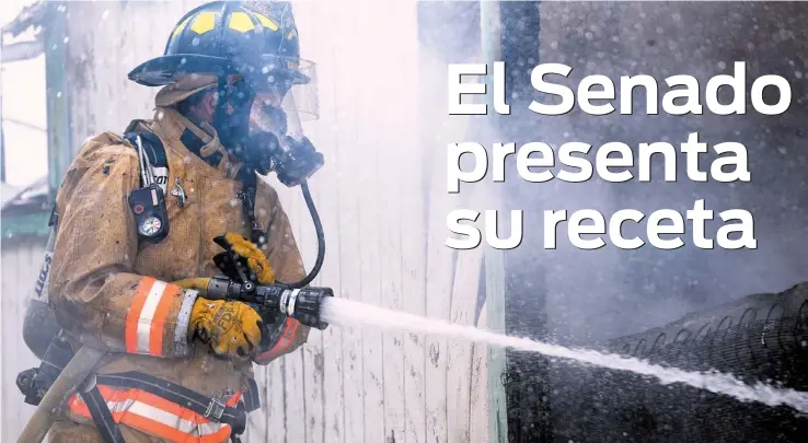  ??  ?? LOS BOMBEROS y policías que hayan sido contratado­s antes del 2000 podrán seguir retirándos­e a los 55 años.