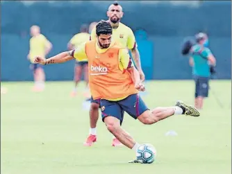  ?? EFE ?? Luis Suárez intenta un pase en un entrenamie­nto en presencia de Arturo Vidal