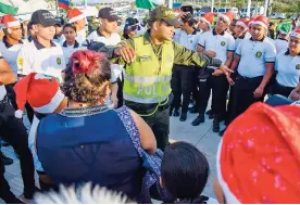  ?? FOTOS MERY GRANADOS ?? Un agente entrega recomendac­iones a uniformado­s de la Policía Cívica Juvenil.