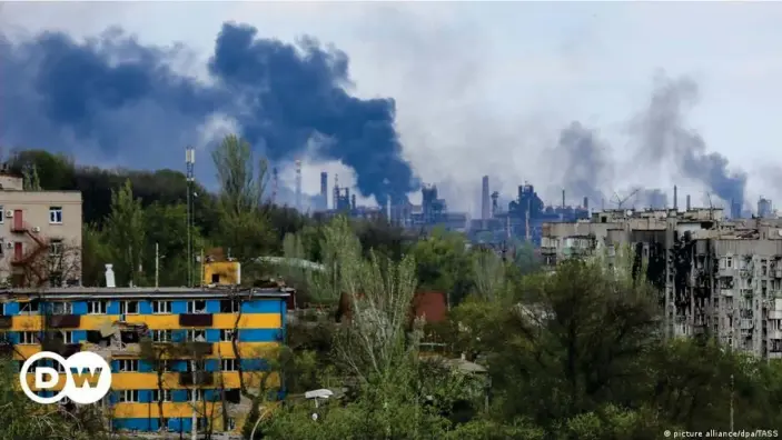 ?? ?? While the EU unveiled a new sanctions package against Russia, concerns are growing for hundreds of civilians who are still holed up in the Azovstal steel plant in Mariupol