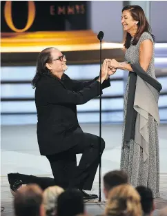  ??  ?? Glenn Weiss proposes to Jan Svendsen after accepting his Emmy. “Jan, you are the sunshine in my life,” he said.
