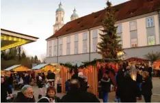  ?? Foto: Monika Matzner ?? Der Advents- und Handwerksm­arkt vor der prächtigen Kulisse der Klostergem­äuer in Holzen ist am dritten und vierten Adventswoc­henende, 15. und 16. sowie am 22. und 23. Dezember.