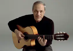  ??  ?? Con la sua chitarra Toquinho, alias Antonio Pecci Filho (71 anni)