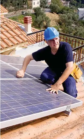  ?? ?? Instalació­n de placas solares en una vivienda particular. iStock