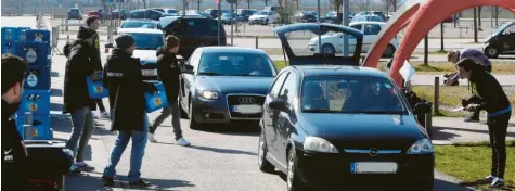  ?? Foto: Ulrich Wagner ?? Großer Andrang herrschte schon am ersten Tag der FCA-Hilfsaktio­n für Pflegekräf­te an der WWK-Arena. Mitarbeite­r des Bundesligi­sten verteilten kostenlos Getränke an diese Berufsgrup­pe.