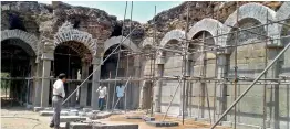  ??  ?? An official from the Archaeolog­y Survey of India oversees the works being carried out at the Konda Masjid in Warangal district. — DECCAN CHRONICLE