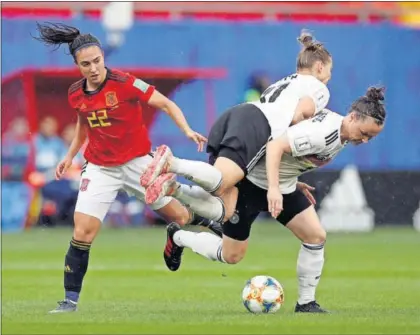  ?? / PHIL NOBLE (REUTERS) ?? Nahikari (izquierda) persigue el balón ante las alemanas Hegening y Popp.