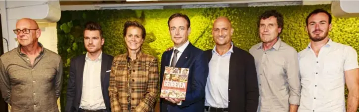  ??  ?? Burgemeest­er Bart De Wever met het boek van Marc Sluszny. Nog op de foto van links naar
rechts: Paul Vervaeck, Lieven Van Linden, Gella Vandecavey­e, Marc Sluszny, Alain Hubert
en Christophe Sepot.
FOTO VICTORIANO MORENO