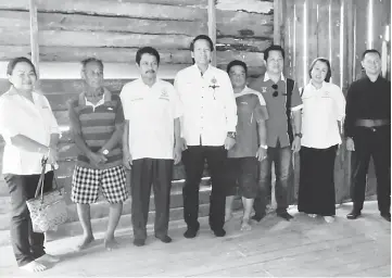  ??  ?? Dennis (fourth left), Mohammad Razin (third left), Georgina (left) and others at Sg Babi longhouse.