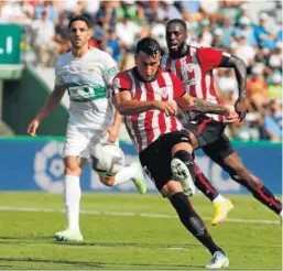  ?? MANUEL LORENZO / EFE ?? Berenguer golpea el balón para hacer el 0-4.