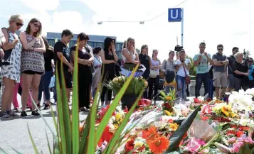  ?? — AFP ?? People mourn at a memorial in front of the Olympia Einkaufsze­ntrum shopping centre in Munich, southern Germany, where an 18-year-old student ran amok.