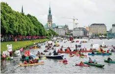  ?? Foto: Axel Heimken, afp ?? Rund 8000 Menschen demonstrie­rten am Wochenende friedlich gegen den G20 Gip fel in Hamburg. Auch auf dem Wasser wurde protestier­t.