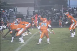  ?? STAFF PHOTO BY TED BLACK ?? Westlake High School senior running back Andre Jackson goes in motion as senior quarterbac­k Jalon Spencer awaits the shotgun snap on Friday night. Spencer threw two touchdown passes and the Wolverines blanked the Warriors, 29-0, to get back to .500 on the season